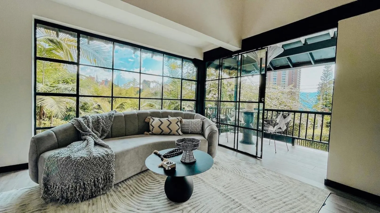 Japandi Style House 3 Bedroom & Bathtub Medellin