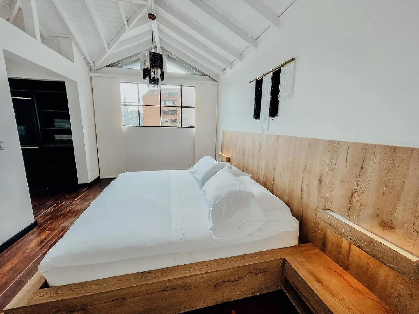 Japandi Style House 3 Bedroom & Bathtub Medellin